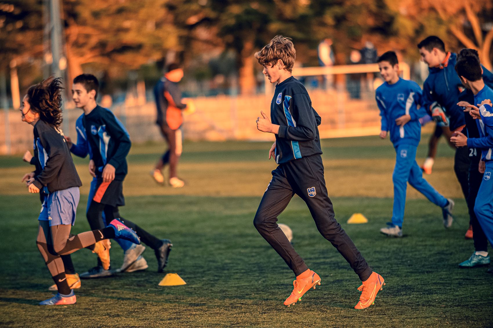 Kinder beim Training am Abend