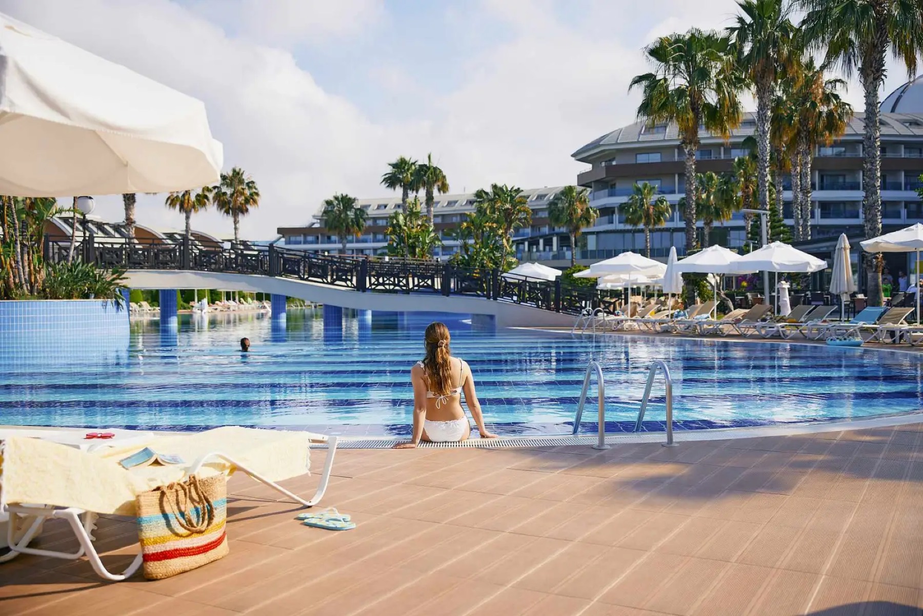 Poolanlage mit Blick auf das Hotel