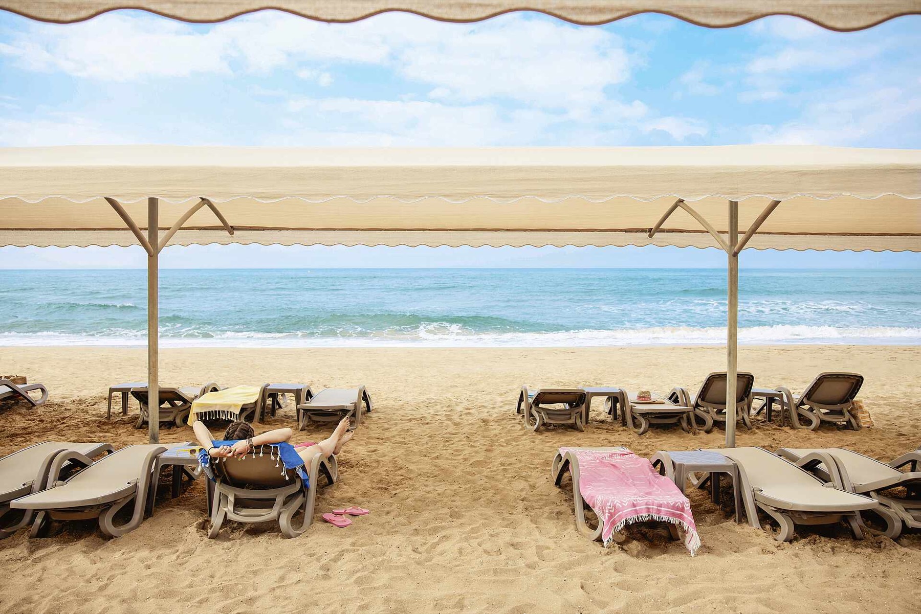 Sandstrand mit Liegen